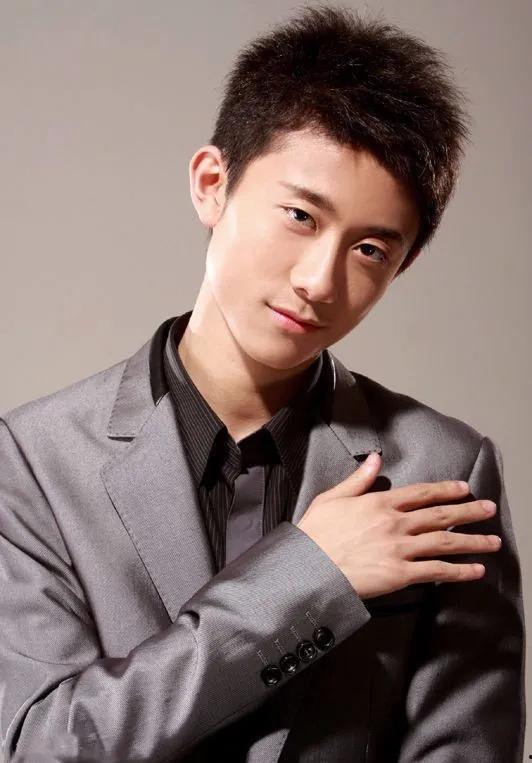 张一山娱乐圈吃瓜视频,揭秘明星幕后生活